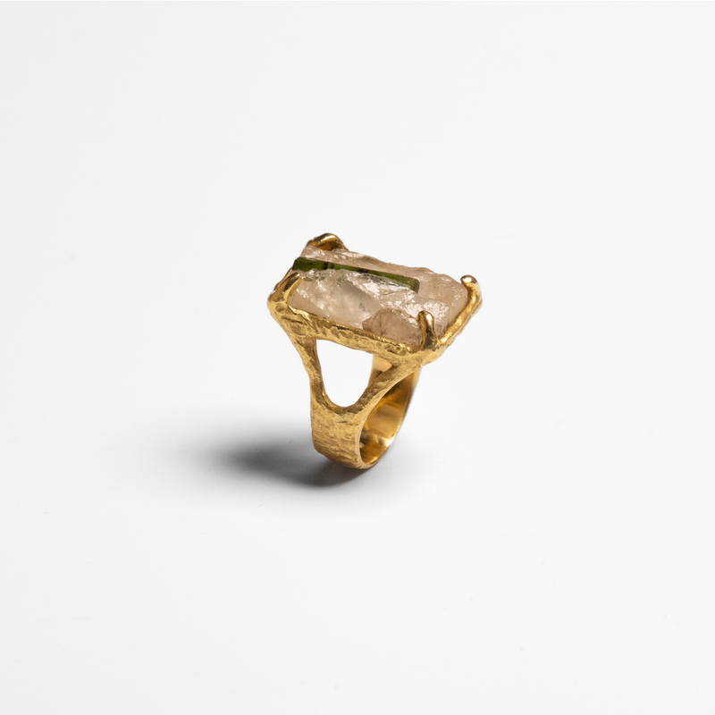 Anel em ouro Amarelo martelado com pedra quartzo e turmalina - 18,22gr