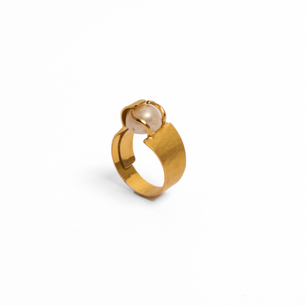 Anel em Ouro Amarelo 19.2K "Martelado" com Pérola Barroca