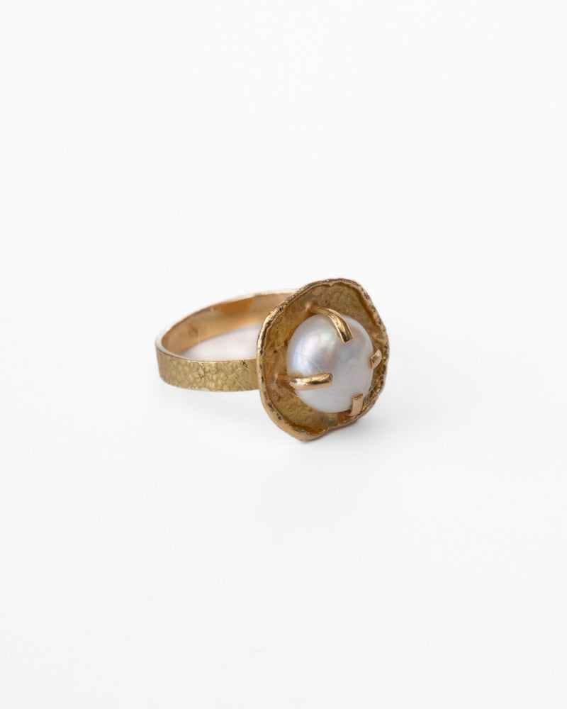 Anel em Ouro Amarelo 19,2K Martelado com Pérola Barroca - 4,96gr