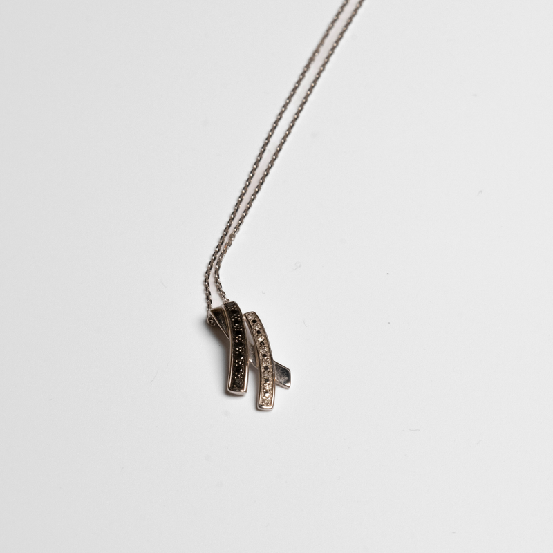 Fio e Pendente em Ouro Branco 18K e Diamantes Brancos e Negros (G/H-VS 0,08cts) - 3,22gr