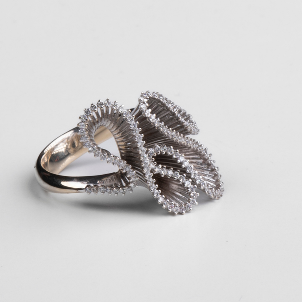 Anel em Ouro Branco 19.2K com Diamantes (0,64cts G/VS)