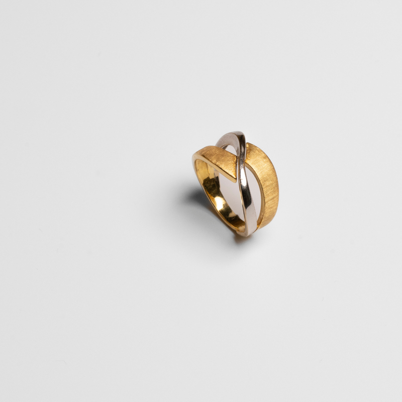 Anel Bicolor em Ouro Amarelo e Ouro Branco 19.2K Entrelaçado