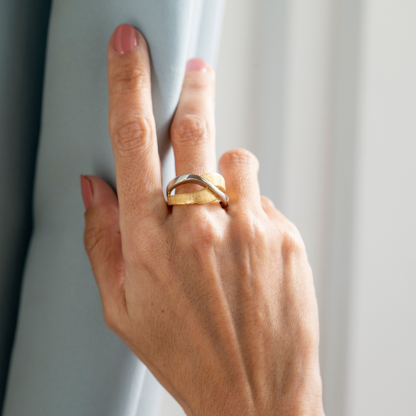 Anel Bicolor em Ouro Amarelo e Ouro Branco 19.2K Entrelaçado