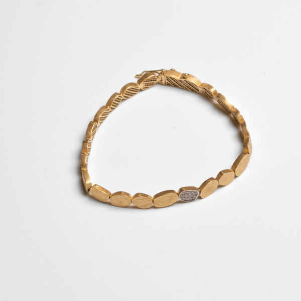 Pulseira em Ouro Amarelo Escovado 18K com Diamantes (G/VS 0,16cts) - 11,5gr