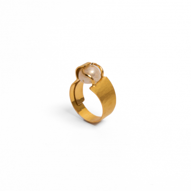 Anel em Ouro Amarelo 19.2K "Martelado" com Pérola Barroca