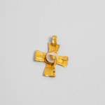 Cruz em Ouro Amarelo 19.2K "Martelada" com Pérola Barroca