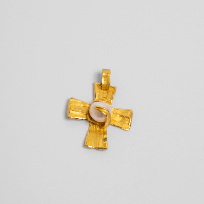 Cruz em Ouro Amarelo 19.2K "Martelada" com Pérola Barroca