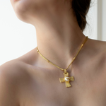 Cruz em Ouro Amarelo 19.2K "Martelada" com Pérola Barroca