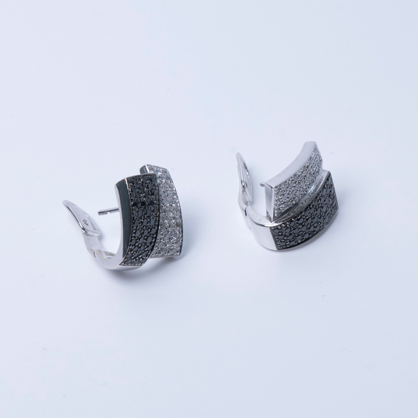 Brincos em Ouro Branco 19.2k com Diamantes Brancos e Negros