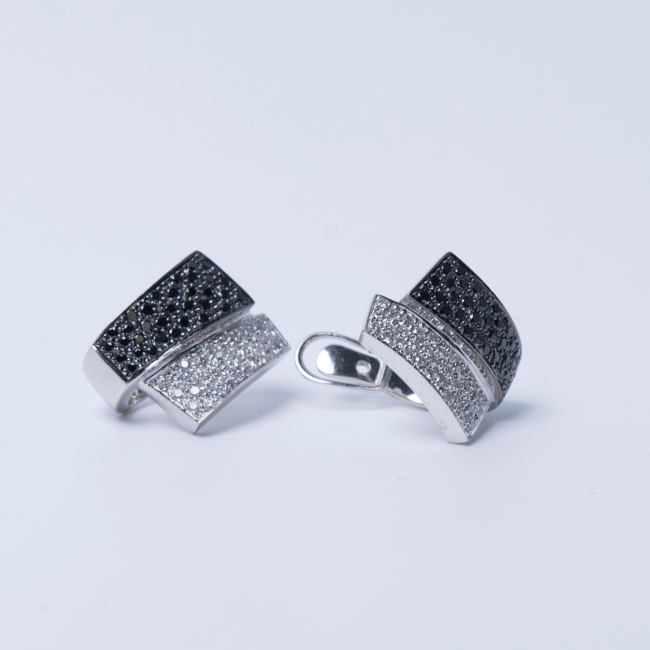 Brincos em Ouro Branco 19.2k com Diamantes Brancos e Negros