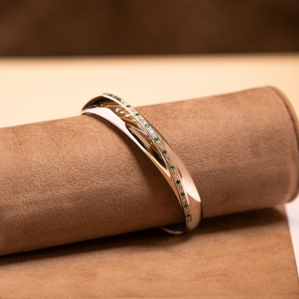 Escrava em Ouro Branco com 0.30cts Esmeraldas e 0.26cts Diamantes