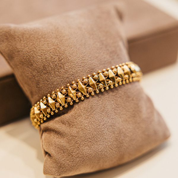 Pulseira em Ouro Amarelo com Losângulos no Interior